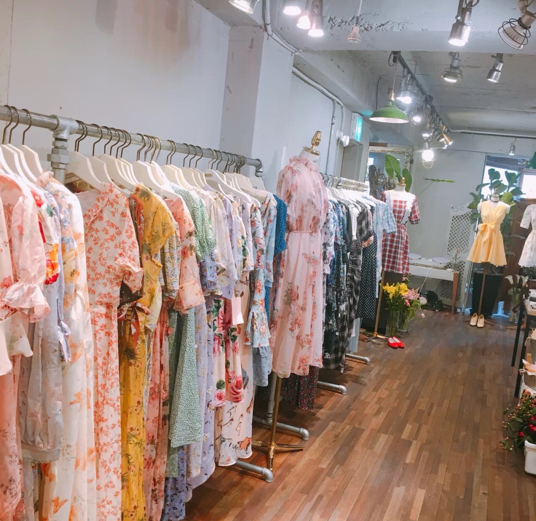 _jiiiiiiisung_'s tweet photo. [謎の店で見かけた「谑識裙」、異世界ファッションみたいで気になる！]， https://t.co/dDE3JHIgPu