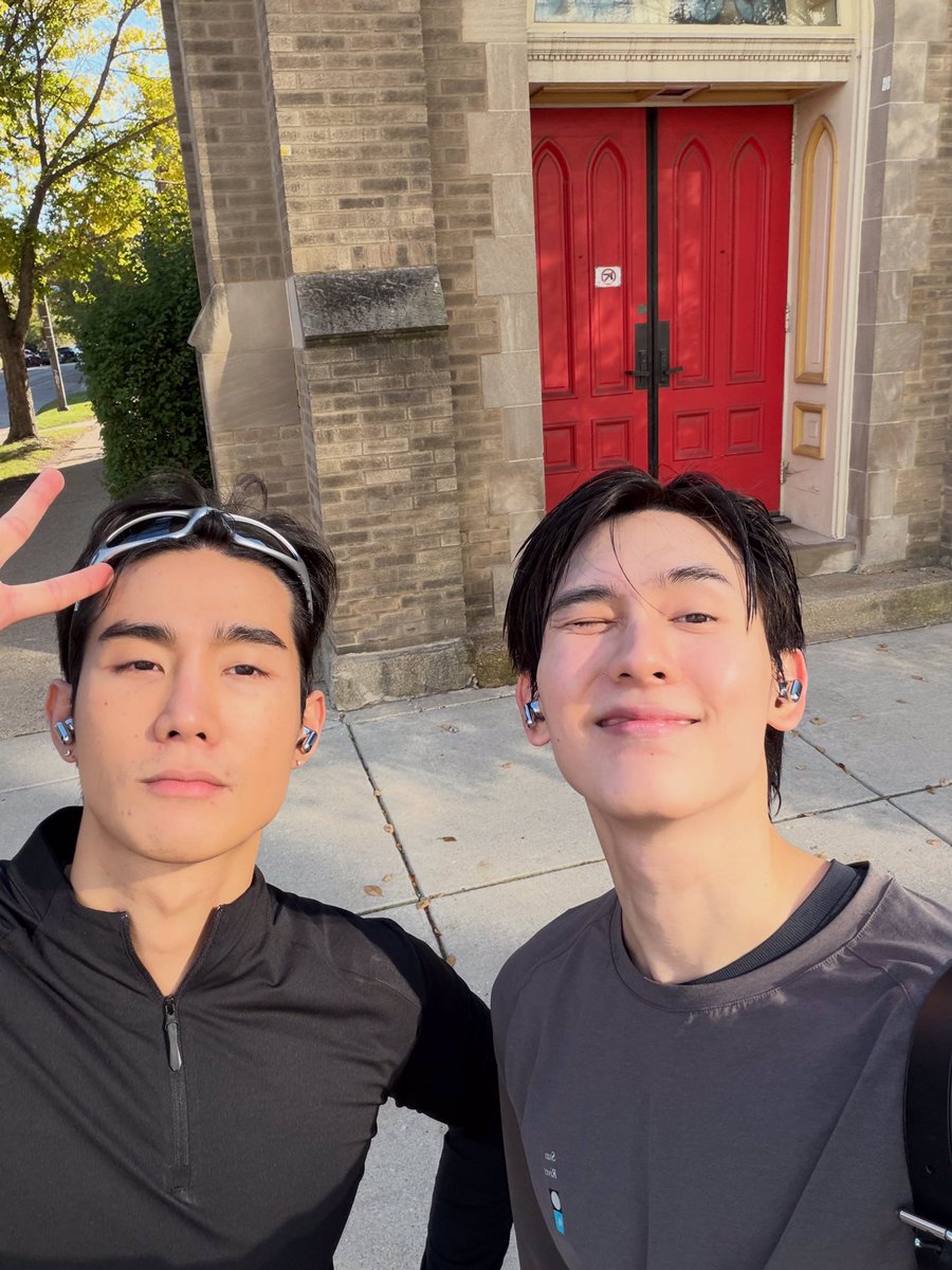 forceofficial_'s tweet photo. 𓈃 28.10.69
IG Post: #kasibook

✉️: แก๊งเฮีย 💖✨

FORCEBOOK FANDAY38 IN USA
#FORCEBOOKxFANDAY38SANANTONIO 
#fforce_ @fforcejs 
#jimmyyjp_ #sea_tawinan    
#FOLARIS #เจ้าพวกจองหองพองขน https://t.co/hebCtdtFQI