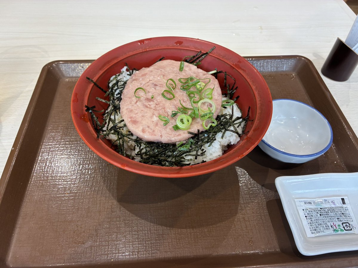 orca_JN's tweet photo. すき家で昼飯ぃ
まぐろたたき丼並盛🐟🍚
今日は夜ビルダー男子と食うので昼は軽めね
並盛で我慢しろよな https://t.co/lywmAmSrBb