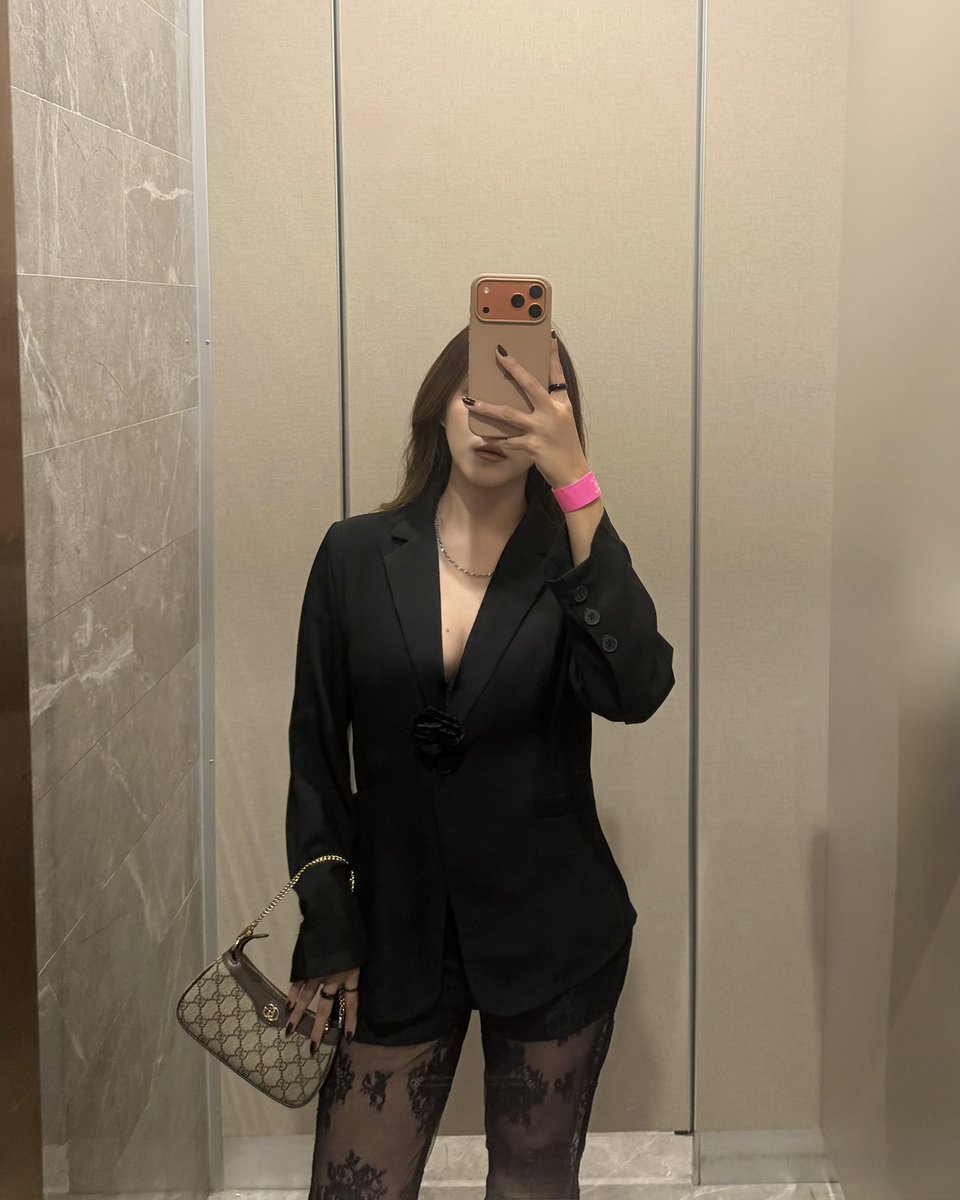 justminnika's tweet photo. Outfit inspired by ‘ING’ 🖤🐈⬛
COPTER GROWING TOGETHER
#CopterBank #BankArtit https://t.co/1V6Cl0aJzh