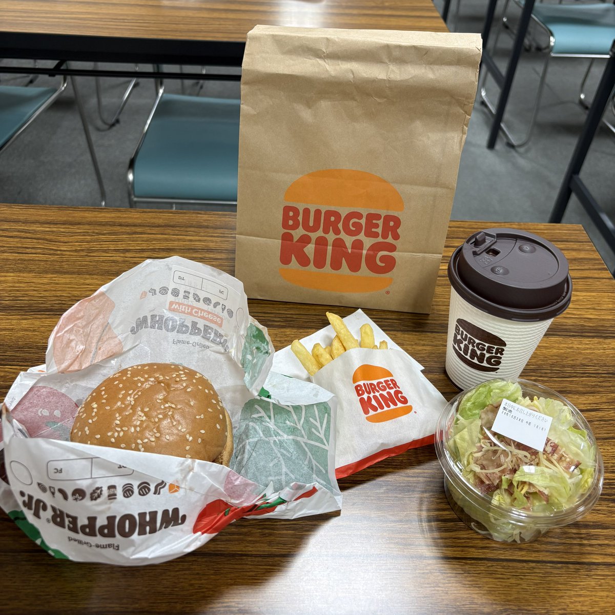Ms_Erika_sensei's tweet photo. 生徒会長の ＠kousotsu_ktr_jp くんが「今日のお昼はバーガーキングで買いたいけど、eスポーツのため移動しなきゃいけないから無理」と言っていたので代わりに私が食べました！😄おいしかったです🍟😁🍔 https://t.co/nwpNhngYwi