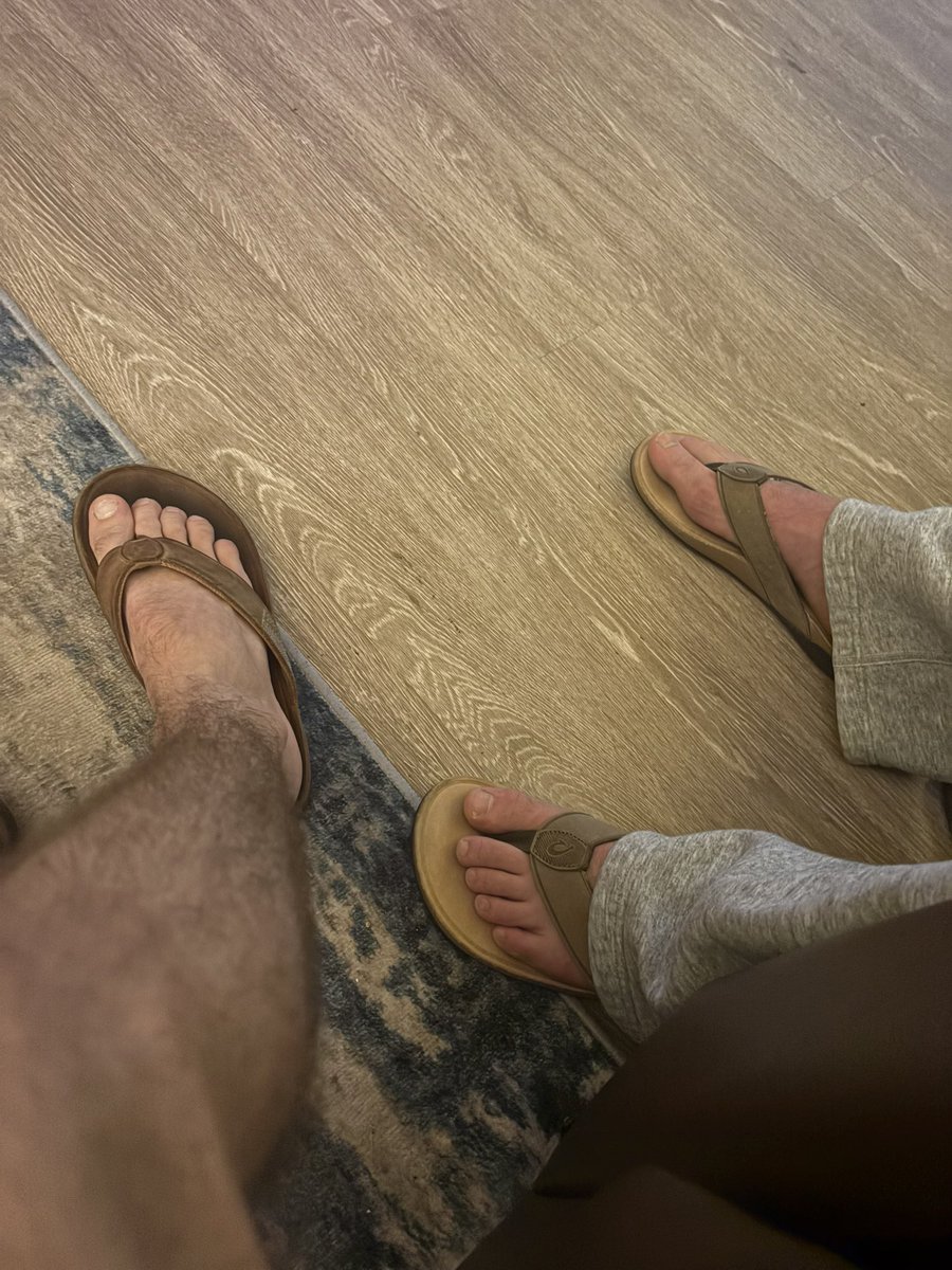 fakesoutherner1's tweet photo. Nice brand new flops poser https://t.co/gHnDnwXv5i