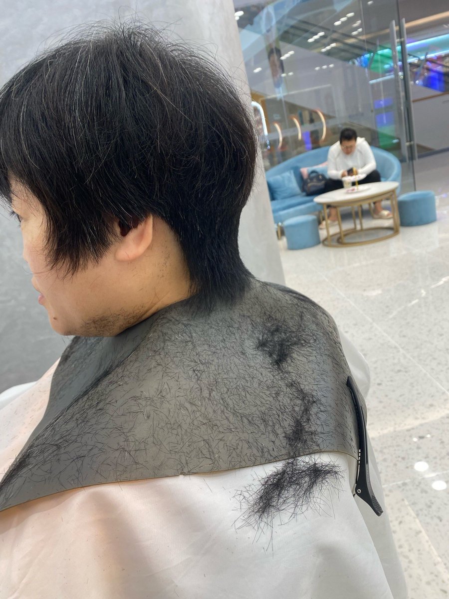 tw_ice329's tweet photo. [頭刈りに行ったら、床屋さんが先に勝手に刈り始めて、まさに突然の「頭刈り闖入」だった！]， https://t.co/kYiaX0V2tS