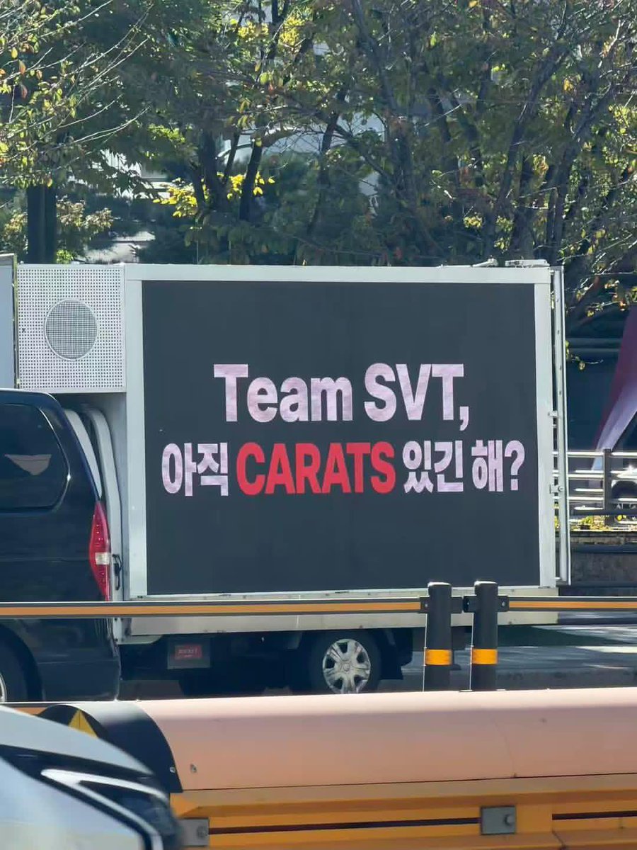 nanatututing's tweet photo. 叔叔们喜不喜欢我们的大卡车？你们继续装死冷处理😂#SEVENTEEN의_무대에_백댄서는_필요없다 https://t.co/yz17N7SoAA