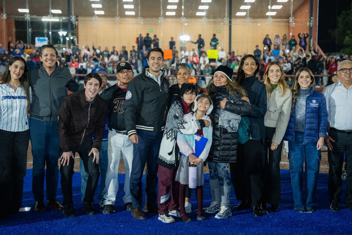 FeliFerMacias's tweet photo. ¡La deportiva Josefa ya tiene nuevo campo de béisbol!

Después de tantos años de abandono, hoy recuperamos este espacio con nuevas gradas y salones para el deporte, la cultura y la convivencia.

Esto es el #PlanOrden, rescatar lo que ya no servía y devolverlo a la gente para que lo disfrute.

#QuerétaroConFuturo