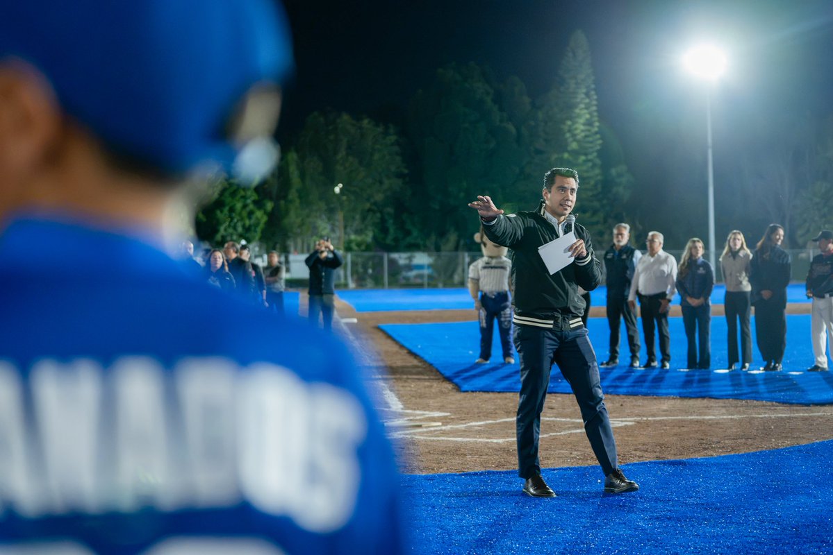 FeliFerMacias's tweet photo. ¡La deportiva Josefa ya tiene nuevo campo de béisbol!

Después de tantos años de abandono, hoy recuperamos este espacio con nuevas gradas y salones para el deporte, la cultura y la convivencia.

Esto es el #PlanOrden, rescatar lo que ya no servía y devolverlo a la gente para que lo disfrute.

#QuerétaroConFuturo