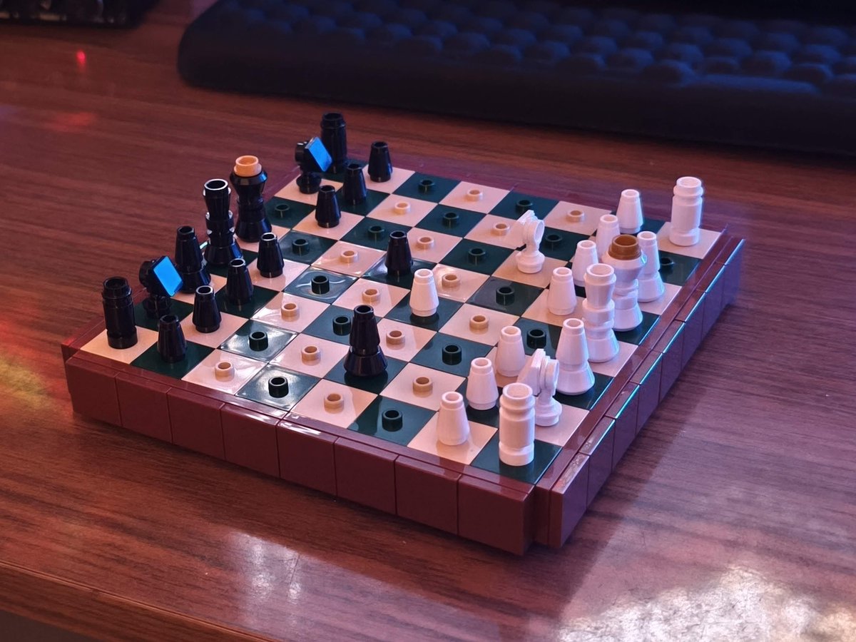 LEGOBrickBros's tweet photo. Neat LEGO Travel Chess Set! ♟️ 

MOC by hugovankeulen (Reddit)

#LEGO https://t.co/qnfzfeLN5h
