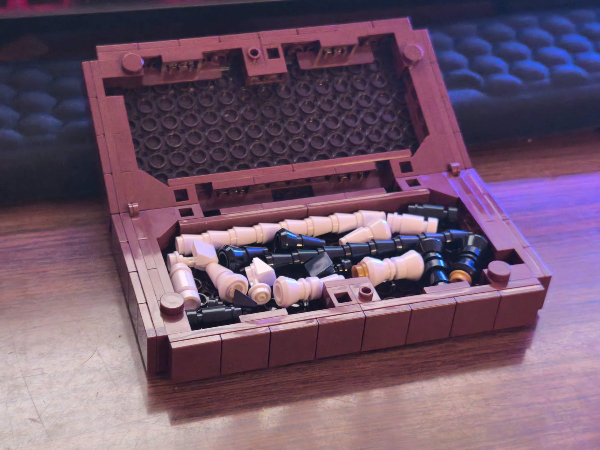 LEGOBrickBros's tweet photo. Neat LEGO Travel Chess Set! ♟️ 

MOC by hugovankeulen (Reddit)

#LEGO https://t.co/qnfzfeLN5h