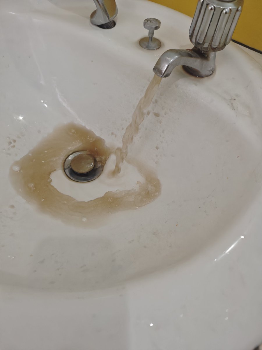fusaigal's tweet photo. school got cancer water https://t.co/ciWHyJCCyj