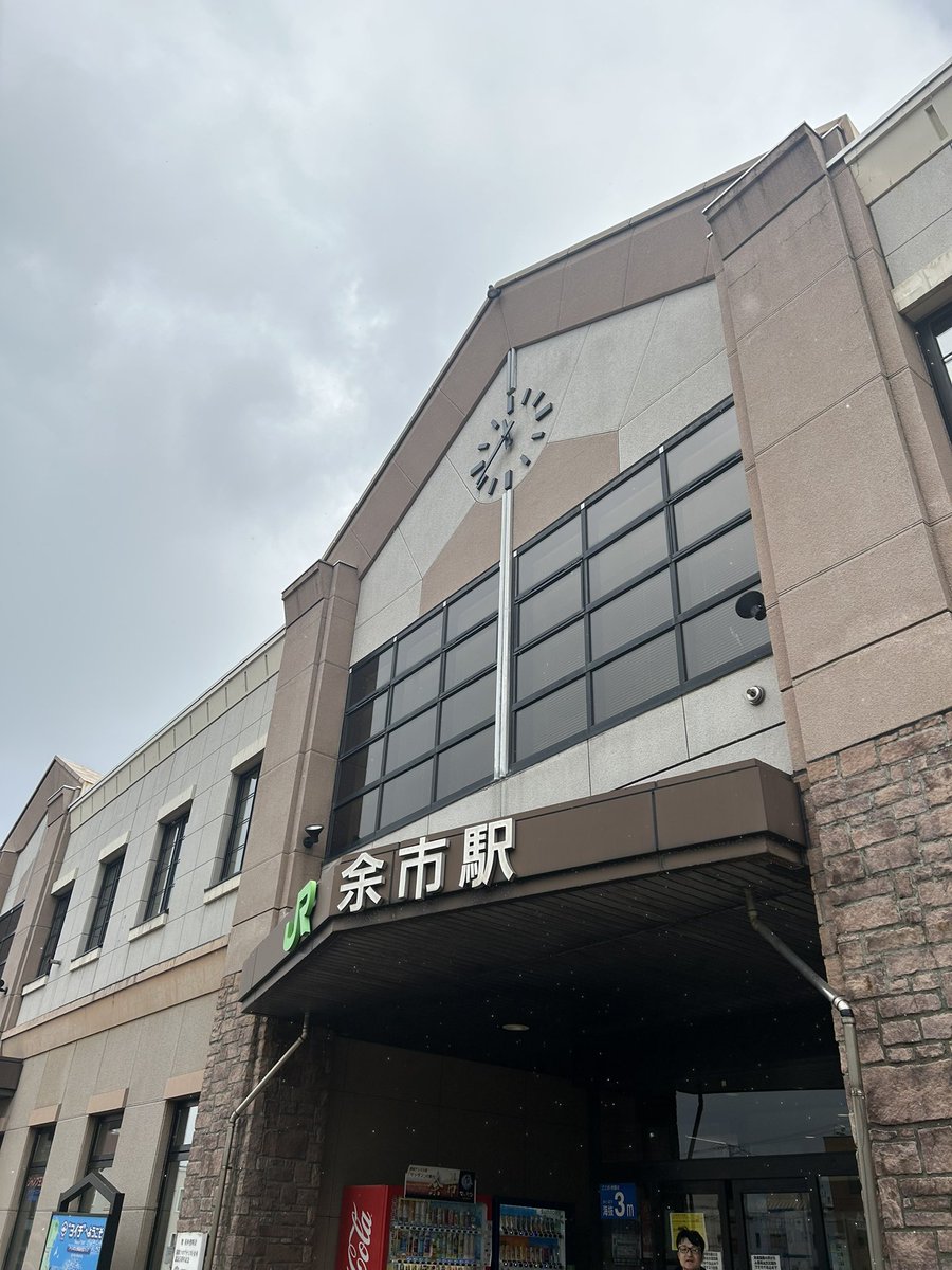 dorams_xx's tweet photo. 北海道の余市町に出張
降雪からの電車故障
小樽に何とか移動
僕は今日帰れるのか？！ https://t.co/kDuzLyZ2gT
