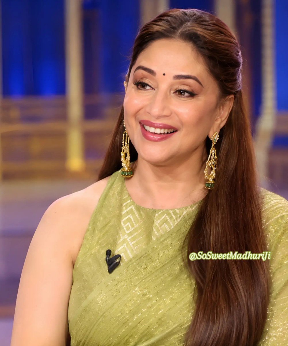 SoSweetMadhuriG's tweet photo. Mujhe lagta tha, pehli nazar ka ishq sirf kahaniyon mein hota hai🥹🫣Phir sweet Madhuri Ji app ko dekha,🧿😘🌹🙏toh yaqeen hua ke kuch chehre seedha dil mein utar jate hai🫶🥹aur phr kbhi dil se nahi nikalte.🥹❤️‍🩹😘🌹🙏 @MadhuriDixit
#MadhuriDixit
#SweetSmile 
 #KonHonarCrorepati https://t.co/QTQQqiyk5j