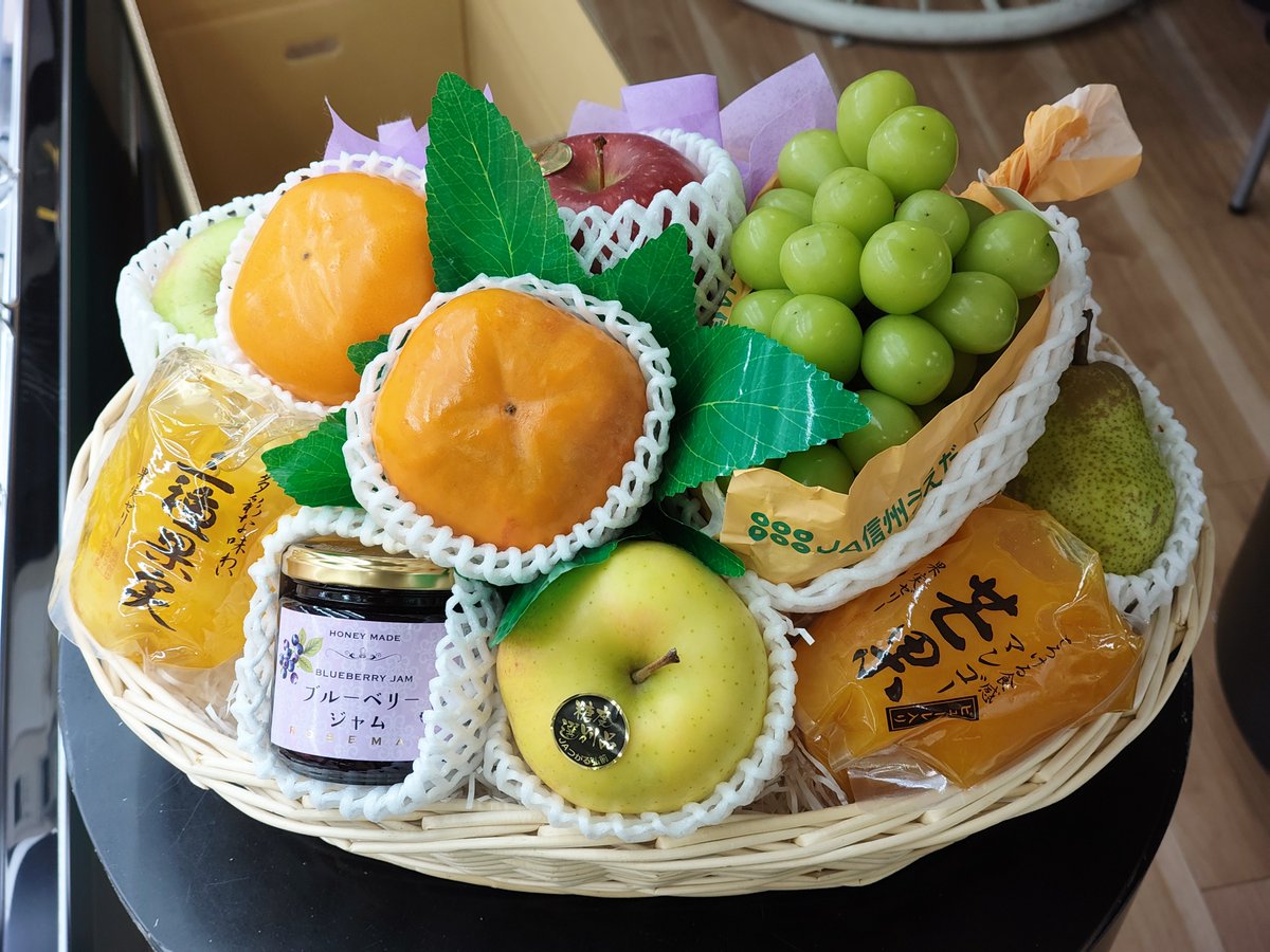 yoshidayafruit's tweet photo. 本日発送の送料込み10000円フルーツ平篭詰め合わせ。家族葬のお供えに使用します。
ご家族は2名なので、お供え後食べるにしても急がなくて済むよう日持ちするもの中心、かつゼリーやジャムなども組み合わせて作りました。 https://t.co/BvZNIrIkmI