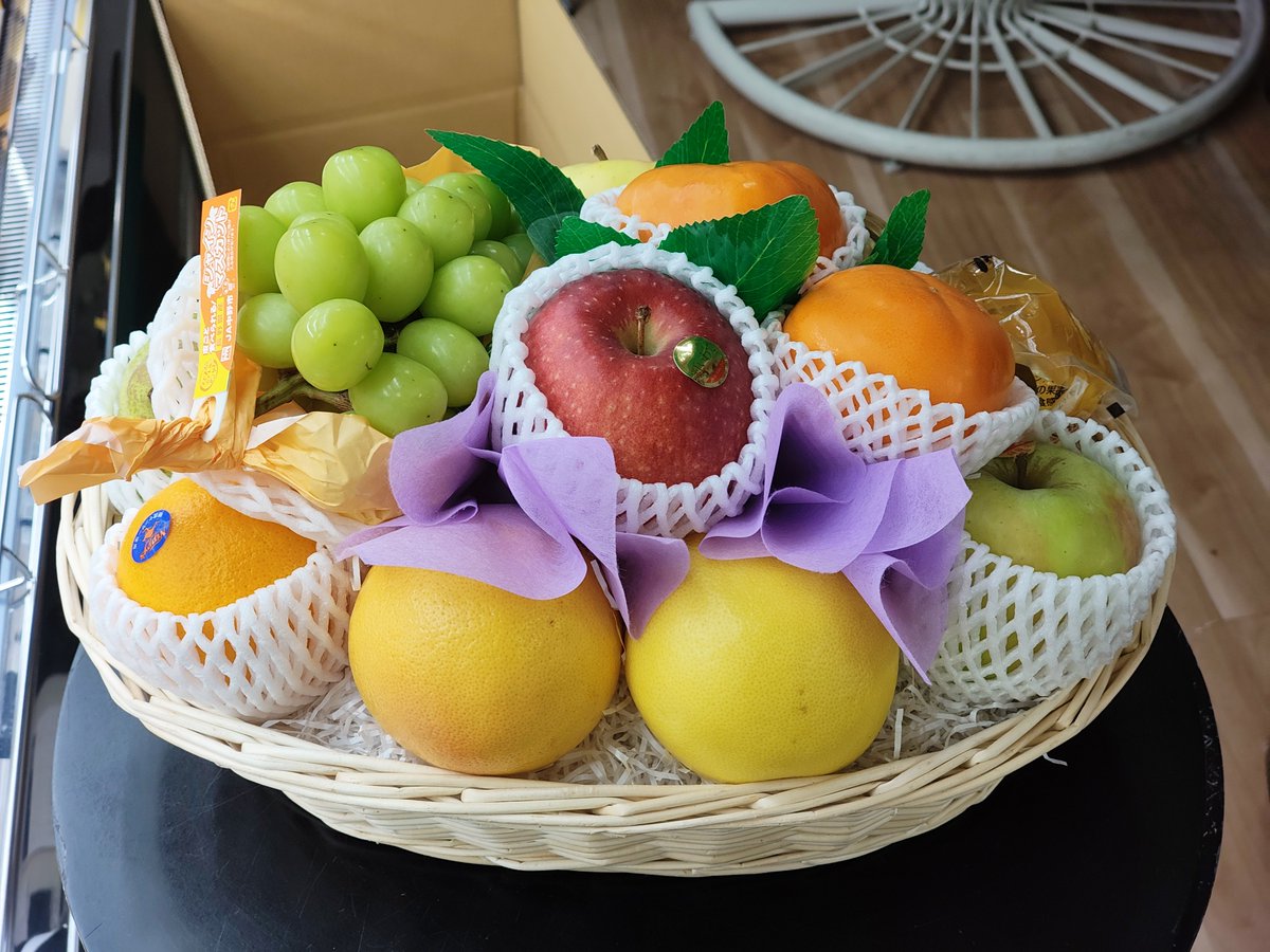 yoshidayafruit's tweet photo. 本日発送の送料込み10000円フルーツ平篭詰め合わせ。家族葬のお供えに使用します。
ご家族は2名なので、お供え後食べるにしても急がなくて済むよう日持ちするもの中心、かつゼリーやジャムなども組み合わせて作りました。 https://t.co/BvZNIrIkmI