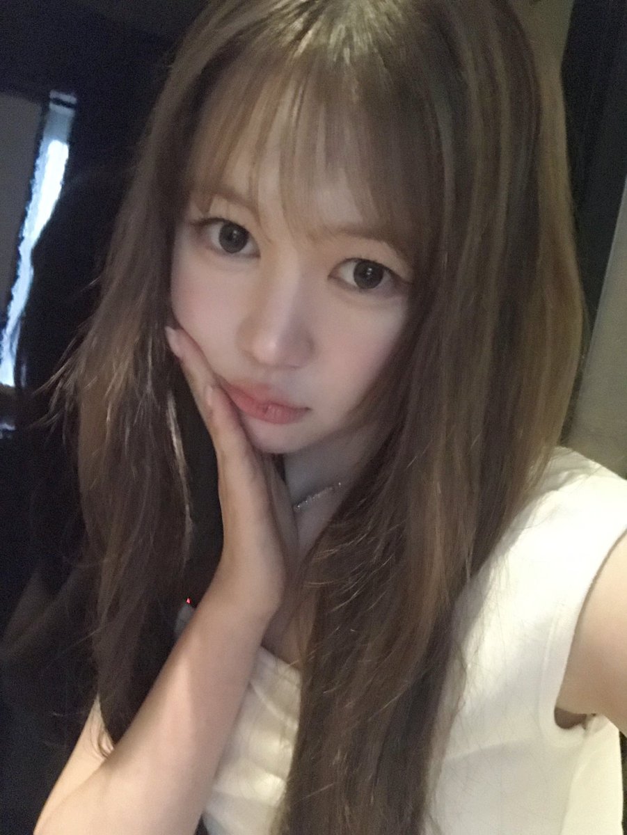 ckone2_'s tweet photo. 10년생 공주 얼굴 완전 반했어요 https://t.co/D2HulYuGns