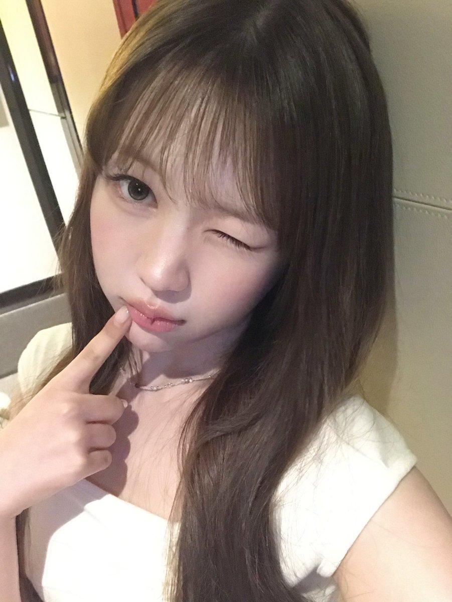 ckone2_'s tweet photo. 10년생 공주 얼굴 완전 반했어요 https://t.co/D2HulYuGns