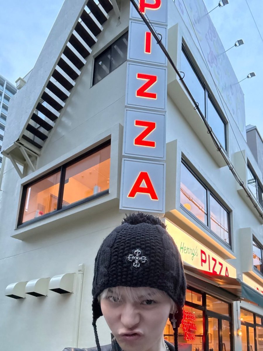 yuohshi's tweet photo. Life’s been tough, but thankfully, pizza has a cheese-ful solution. https://t.co/HCKMIf8ExQ