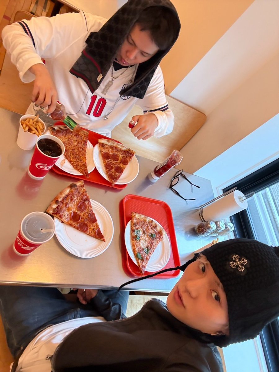 yuohshi's tweet photo. Life’s been tough, but thankfully, pizza has a cheese-ful solution. https://t.co/HCKMIf8ExQ