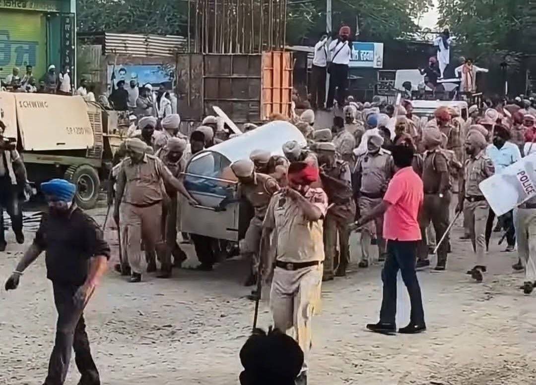 jagtar201's tweet photo. #Punjab Punjab relapsing  into earlier era of police state. Scenes being witnessed are just shocking. https://t.co/F1JFIl5xqg