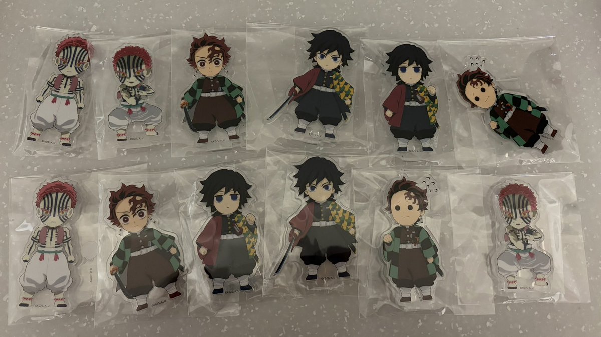 hyouka3737's tweet photo. 在庫品2セット買って無事どっちもコンプしてた😭
出た順に置いてるけど毎度怖い…
それにしても今回在庫品コンプしてない人多いんだね💦
どういう入れ方してるんだろ😇 https://t.co/QNqtH1YpQ1
