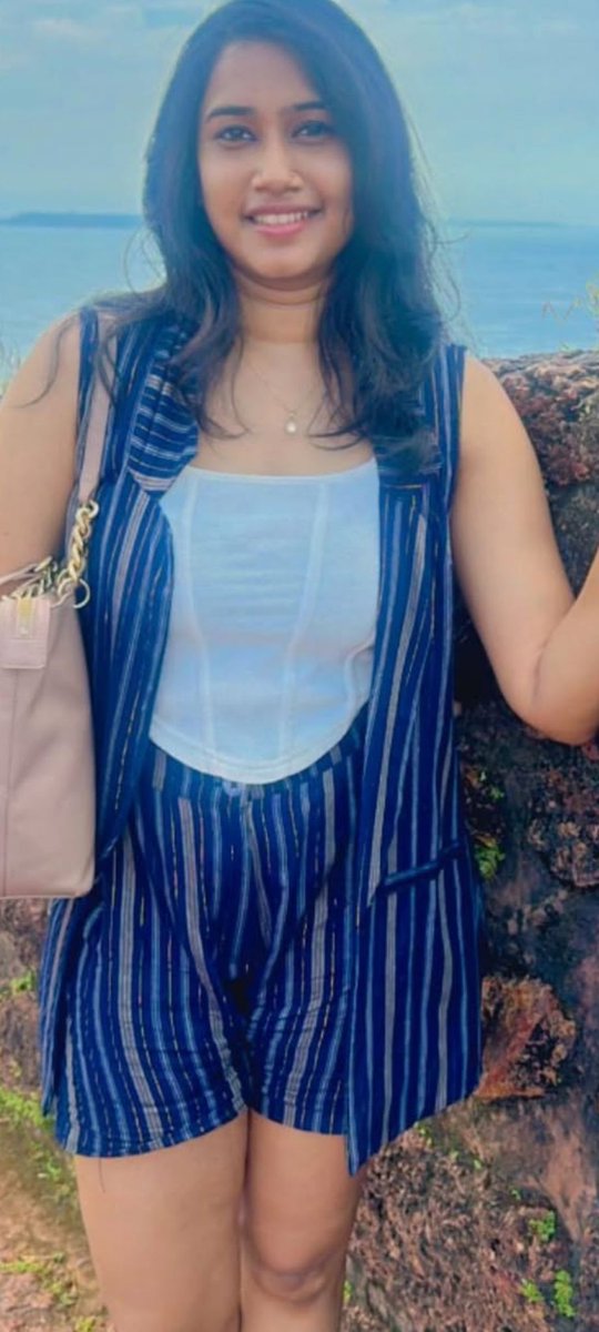 auntyveriyans1's tweet photo. Follower frnd pondati peru Layanya...Ivaluku yar kai adichirukinga? Otha samma homely Gumtha.. purushan potta mari irupan.. social media le pondatiya kooti kuduthu polapa nadathitu irukkan potta payya.. kundi shot potu koothila kanja noppi sennai aakanum mundaiya. https://t.co/uPEPVoaxU9