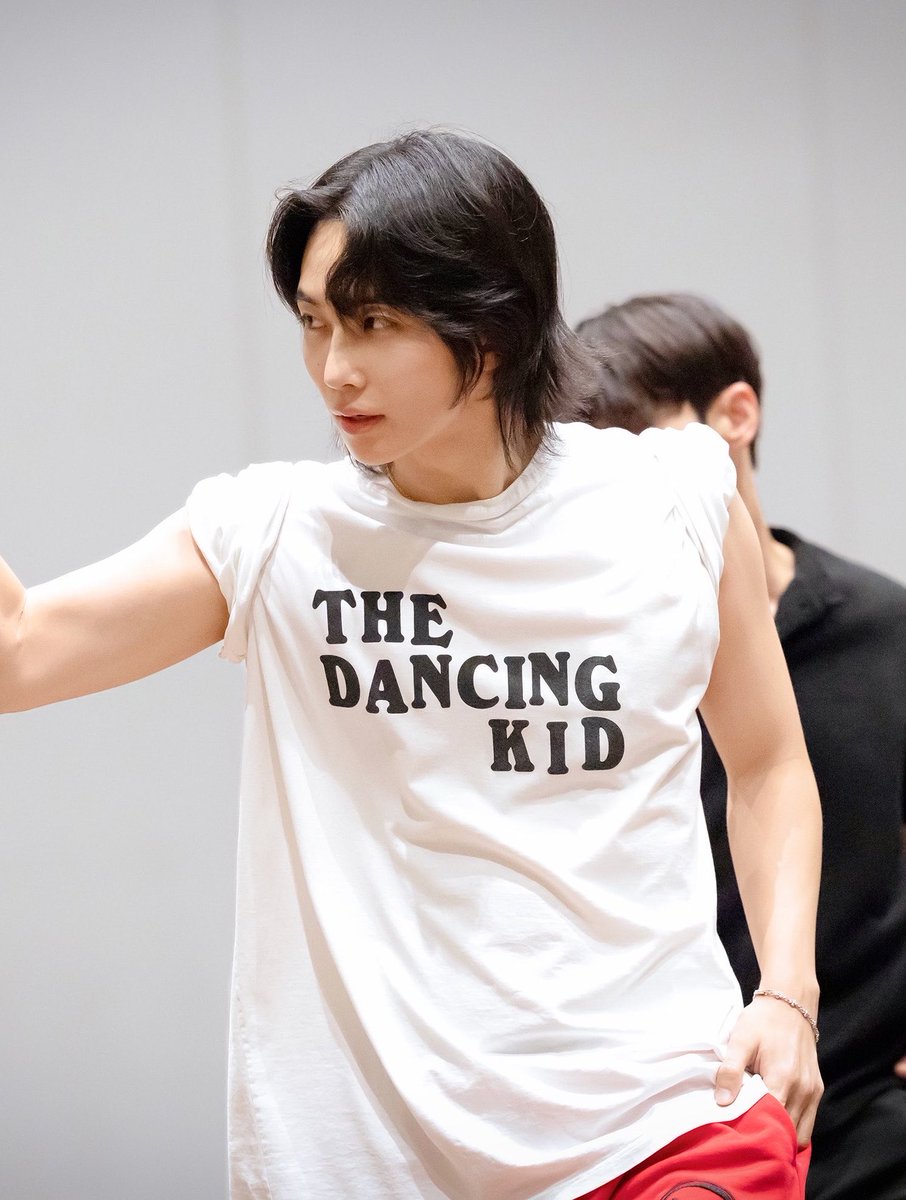 gyumawo_o's tweet photo. oh this is the same shirt jeonghan wore during that 2024 live with dk 😭 and i still have no idea what dk saw during that live https://t.co/fbljlaOGWv