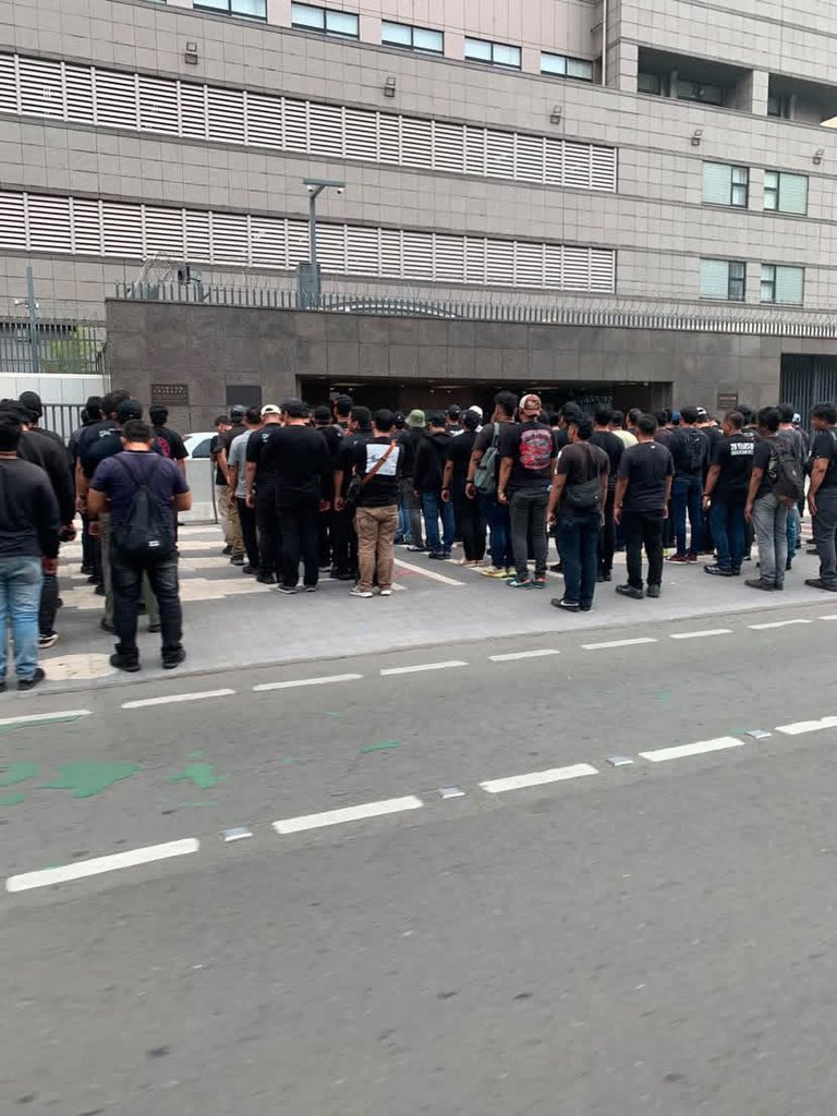 ccaramelh2h's tweet photo. BEM UI:

"Hanya Perlu 8000 Orang untuk Menembus dan Menguasai Bundaran HI"

Aparat :

"kita kerahkan 14.000 aparat untuk aksi hari ini"

rame amat ya ngelawan rakyatnya sendiri, ngadepin k4rhutla gimana? https://t.co/iofd1L5HkD