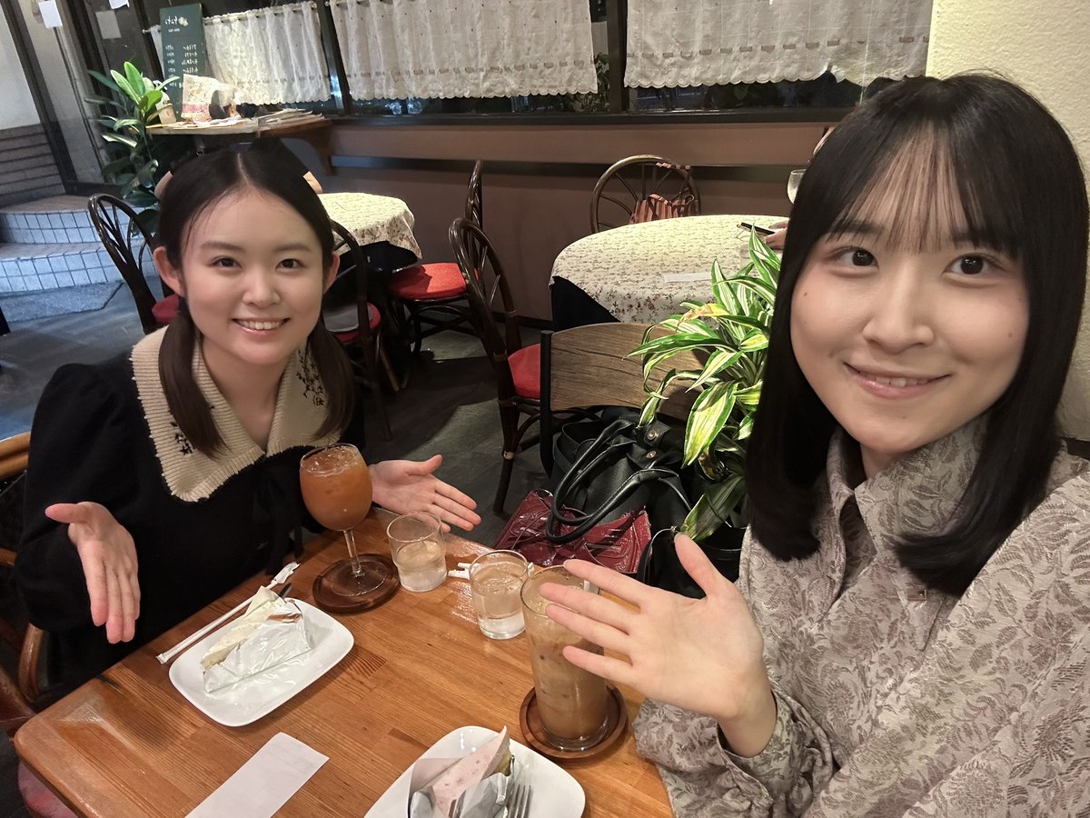 TsumugiYosikawa's tweet photo. チャーン！瞳子ちゃんとはたまに喫茶店おデートをする仲なのです♩ https://t.co/E9SHIFt4J5