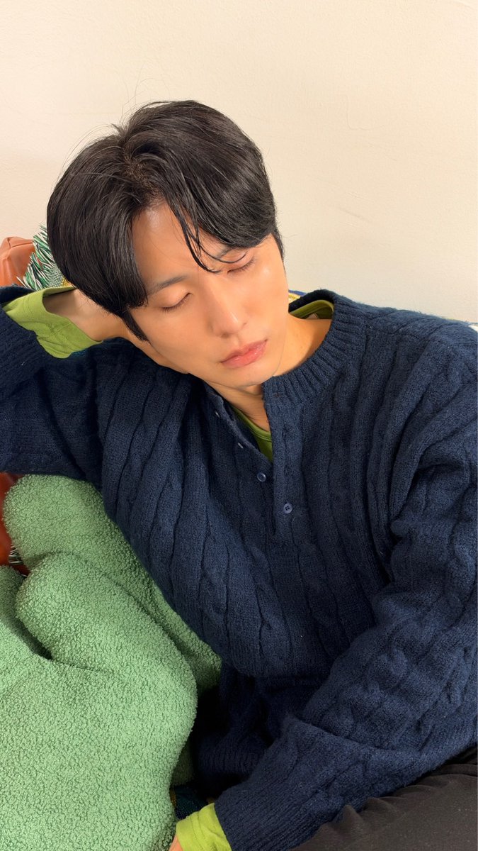 twhatimsaying's tweet photo. 잠자는 숲속의 공주 https://t.co/xbzO7qCU2o