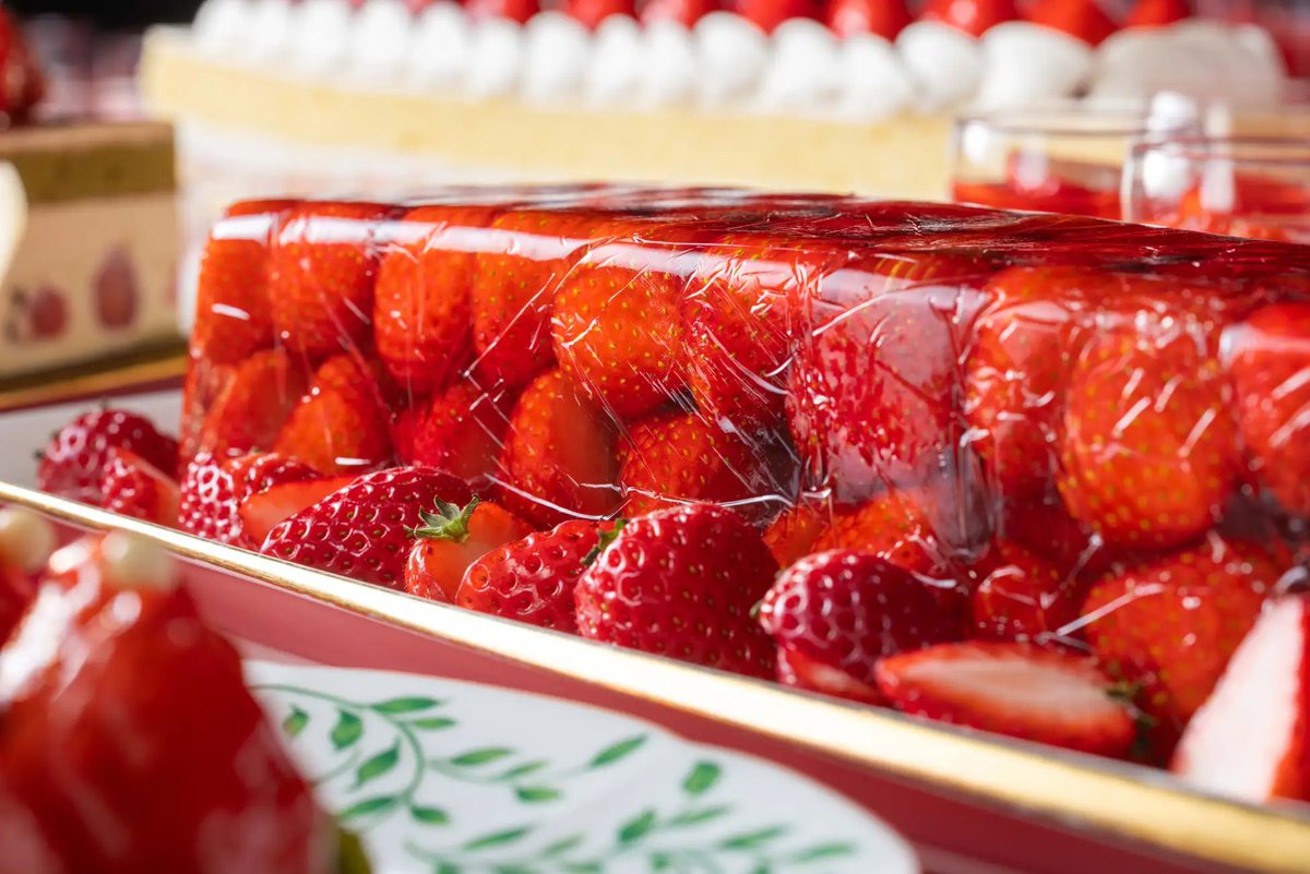 Hama_Seikatsu's tweet photo. ＼いちごスイーツ食べ放題🍓／

横浜ベイホテル東急【平日木曜限定】
「スィートジャーニー いちご」
2027年1月7日(木)～開催決定🎀

デザートブッフェは
時間無制限コースも登場✨
宿泊がセットになった特別プランも！

✅期間：2027年1月7日(木)～4月22日(木)
✅場所：オールデイダイニング2階 カフェトスカ
✅開催：平日 木曜日限定

詳細はこちら🔽
https://t.co/DCSGj4hbFF