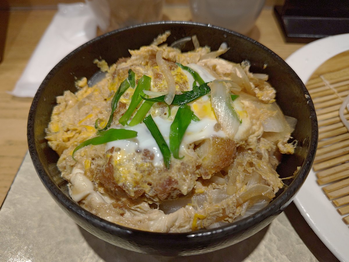 32106pma's tweet photo. 本日 #Jリーグカツ丼部 創立記念日!!!
祝10周年!!!
北九州に絶対勝つどーーーん!!!
∠( ゚д゚)/∠( ゚д゚)/∠( ゚д゚)/
…おとんさんのツイート見逃してたらお好み食うところだった…(´・ω・`)w
#renofa
#RERISE https://t.co/T9CwzsG0IM