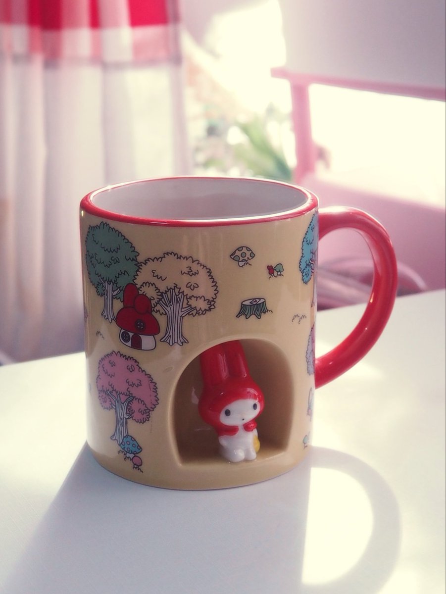 jellyfish_rik's tweet photo. 私が持っている中で最も素晴らしいマグカップ
(マイメロが穴を掘って住み着いてる分内側に凹んでおり、容量が少ない) https://t.co/JVef5lGOvJ