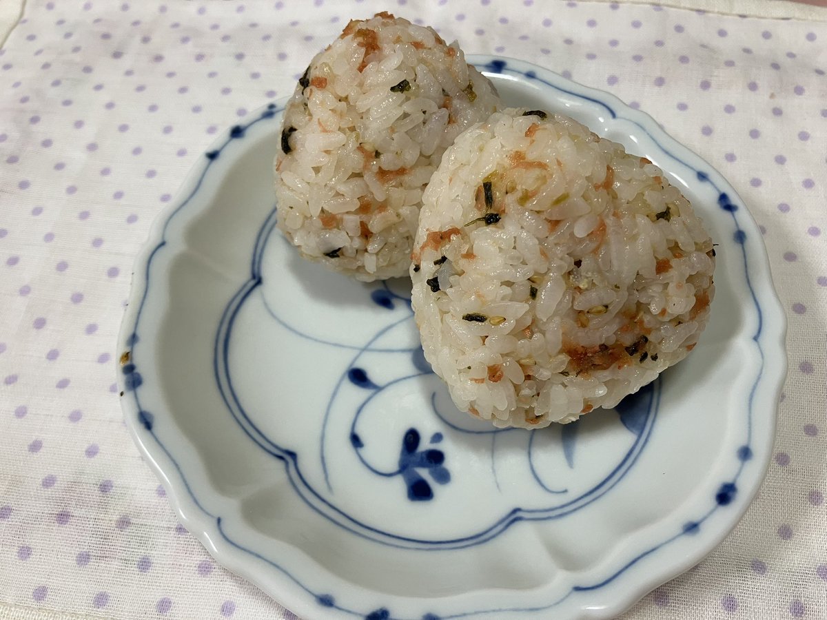 tamasudare23's tweet photo. #OnigiriAction
今日で折り返し
10万4千枚を突破したそうです🍙📷✨

#戦争に反対するお花畑の会 https://t.co/E8Sj8pikSS