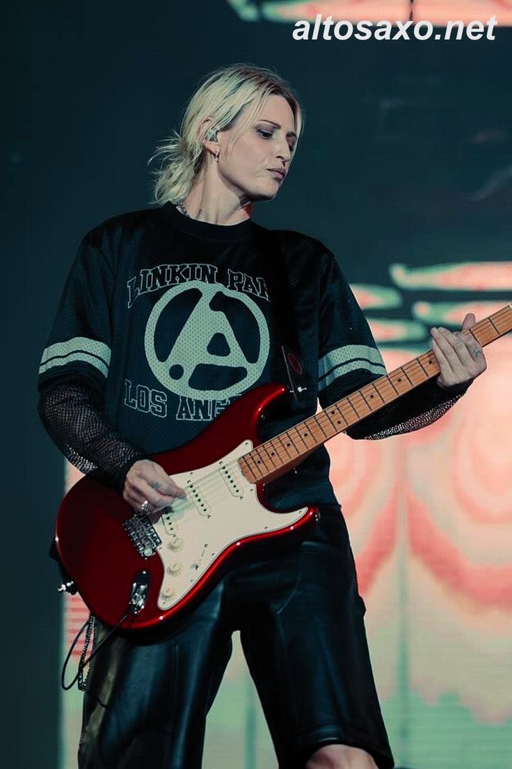 LPukfans's tweet photo. Removing ai from your timeline heres four photos of em playing guitar https://t.co/7N3RTh6YP6