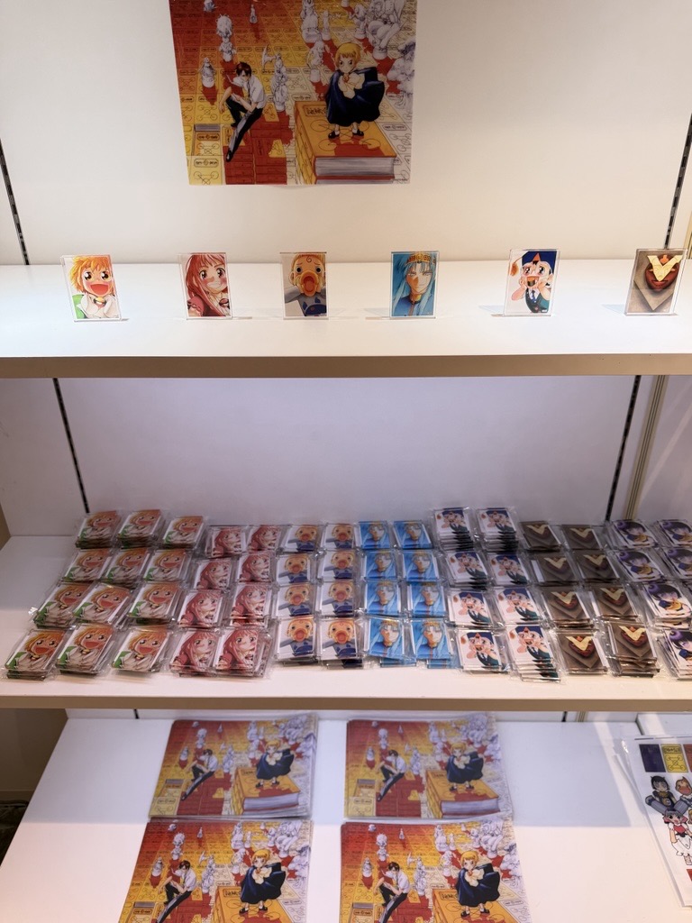 daimaruTOKYO's tweet photo. ⚡️本日より開催中⚡️
原作25周年記念「金色のガッシュ！！」POPUP SHOP

会場には、ガッシュと清麿、そして魔物とパートナーたちの熱い時間がぎゅっと詰まっています！

描き起こしアイテムや文庫版表紙デザインなど、思わず足を止めて見入ってしまうグッズがずらり。
会場内の様子を少しだけお届けします📸

「やさしい王様」を目指す旅の続きを、ぜひ会場で――！
皆さまのご来場をお待ちしております⚡️

📍大丸東京店 3階 イベントスペース
🗓️10/28(水)→11/10(火)

#金色のガッシュ #金色のガッシュベル #ガッシュ25周年 #POPUPSHOP #大丸東京店