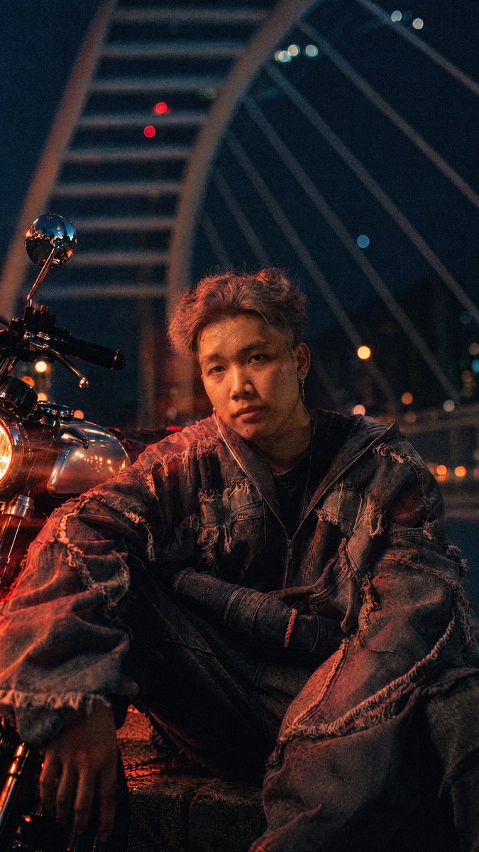 PopCycleTH's tweet photo. “PONN” กลับมาอีกครั้งกับ “Get With You” ถ่ายทอดความเสียดายของความรักผ่านซาวด์ City Pop/RnB

หลังจากเปิดตัวในฐานะศิลปินเดี่ยวสังกัดอิสระด้วยซิงเกิล��รก “By Your Side” ล่าสุดวันนี้ “PONN” พร้อมกลับมาอีกครั้งกับ “Get With You” ซิงเกิลใหม่ที่พาเขาเดินทางไปสู่ด้านที่ละมุนและมีความเป็น Nostalgic มากขึ้น ผ่านการผสมผสานระหว่าง City Pop, RnB และเสียงกีตาร์ที่เต็มไปด้วยบรรยากาศ พร้อมจังหวะ Groove ที่ฟังสบายแต่ซ่อนเรื่องราวของความรัก ความเสียดาย และการตระหนักถึงคุณค่าของบางสิ่งเมื่อมันสายเกินไป

“Get With You” ได้แรงบันดาลใจจากประสบการณ์ความรักของ “PONN” ���่ายทอดเรื่องราวของคนคน��นึ่งที่เคยมองข้ามสิ่งสำคัญในชีวิต จนกระทั่งวันที่มันหายไป เขาจึงเริ่มเข้าใจว่าที่ผ่านมา สิ่งนั้นมีความหมายมากเพียงใด 

ความโดดเด่นของเพลงอยู่ที่การนำเสนออารมณ์ที่ขัดแย้งกันอย่างตั้งใจ ด้านหนึ่งคือซาวด์ที่ฟังสบาย เต็มไปด้วยจังหวะ Groove เสียงกลองที่มีชีวิตชีวา และกีตาร์ที่ล่องลอย ขณะที่อีกด้านหนึ่งกลับเต็มไปด้วยความรู้สึกของการสูญเสียและความเสียใจ ทำให้ “Get With You” เป็นเพลงที่ฟังง่าย แต่มีเรื่องราวและอารมณ์ซ่อนอยู่ภายใต้บรรยากาศที่ชิลและอบอุ่น ซึ่งในมุมของ “PONN” เพลงนี้ไม่ได้พูดถึงเพียงการอกหัก แต่ยังสำรวจด้านที่ซับซ้อนของความสัมพันธ์—การเห็นแก่ตัว การมองข้ามคนที่อยู่ข้างเรา และโอกาสที่เราอาจไม่มีวันได้กลับมาอีกครั้ง

มิวสิกวิดีโอของ “Get With You” กำกับโดย Jay จาก Vault82Studio ถ่ายทอดเรื่องราวในรูปแบบ Cinematic ผ่านการเดินทางข��ง “PONN” ที่ได้รับข้อความจากคนรักเก่า ก่อนตัดสินใจขี่มอเตอร์ไซค์ออกไปหาเ��อด้วยความหวังว่าจะได้โอกาสกลับมาเริ่มต้นใหม่ 

“Get With You” จึงเป็นอีกหนึ่งก้าวของ PONN ในการค้นหาตัวตนทางดนตรีของตัวเอง หลังจากเติบโตมากับดนตรีที่หนักหน่วงและประสบการณ์จากการเล่นดนตรีในวงเมทัล PONN กำลังเปิดพื้นที่ให้ตัวเองได้ทดลองกับแนวดนตรีที่หลากหลายมากขึ้น ตั้งแต่ Pop-Punk, City Pop ไปจนถึง R&B และ Shoegaze สำหรับ PONN ดนตรีคือพื้นที่สำหรับการทดลอง เล่าเรื่อง และถ่ายทอดประสบการณ์จริง และ “Get With You” คืออีกหนึ่งบทของการเดินทางครั้งนี้—เรื่องราวของการรู้คุณค่าของใครบางคน ในวันที่เราอาจไม่มีโอกาสได้เขากลับมาอีกแล้ว 

สามารถฟังเพลง “Get With You” ของ PONN ได้แล้วทุกช่องทางสตรีมมิ่ง และชมมิวสิควิดีโอได้ทางยูทูบ PONN

MV 
https://t.co/fA5gawfQZ7

#PONN #PONNGetWithYou