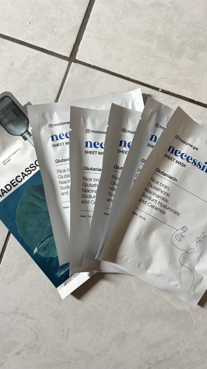 Axa31__'s tweet photo. hiii wts atasan, hijab, makeup dan sheetmask 
bisaa oren yaa detail bisa dm☺️☺️ https://t.co/2jdGKkWi4N