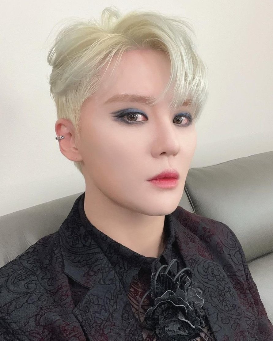 dalgona_xia's tweet photo. 정말 이런메컵 너무 사랑해🖤 https://t.co/AxmtBAUeig