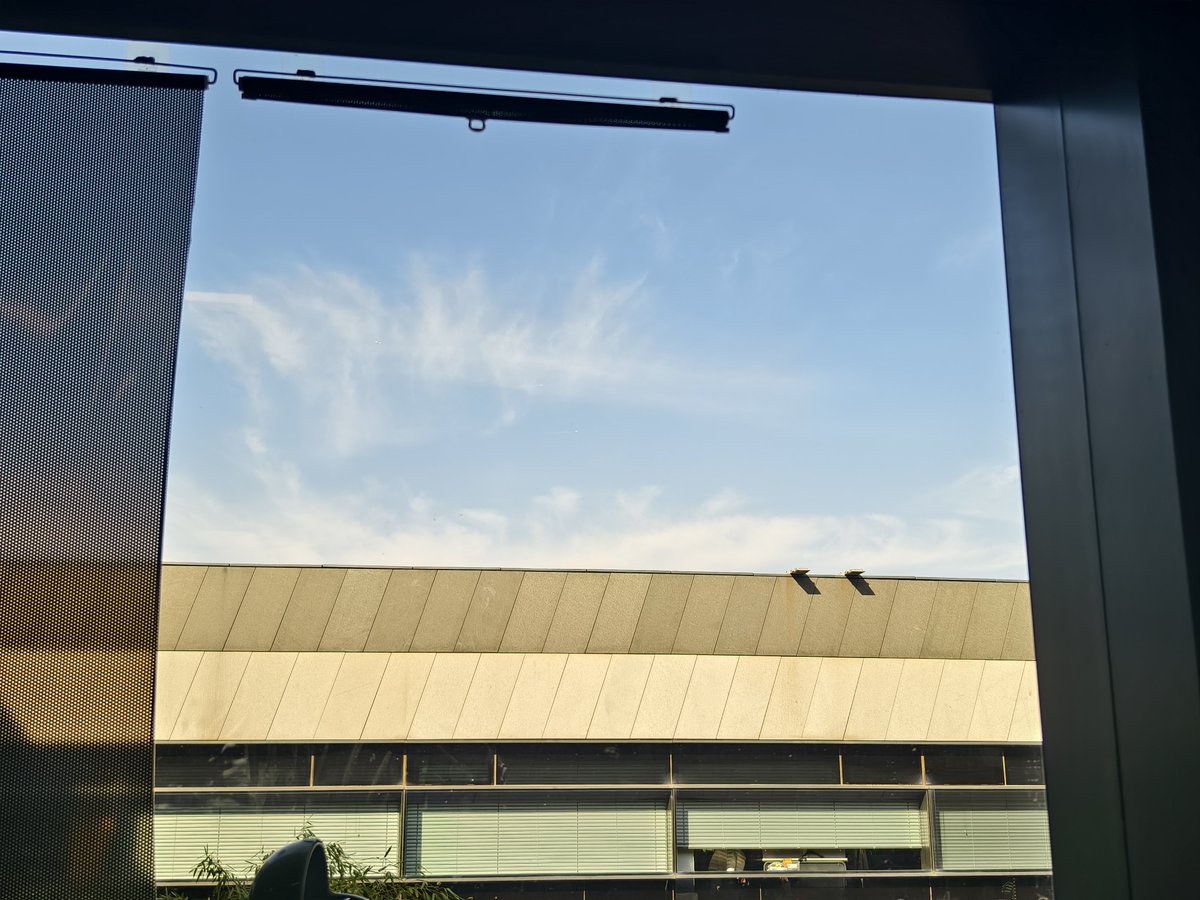 wytxll's tweet photo. 是得给自己买个躺着睡觉的小床了 每天都趴着睡太难受了 https://t.co/Sj3E5Pxw2P