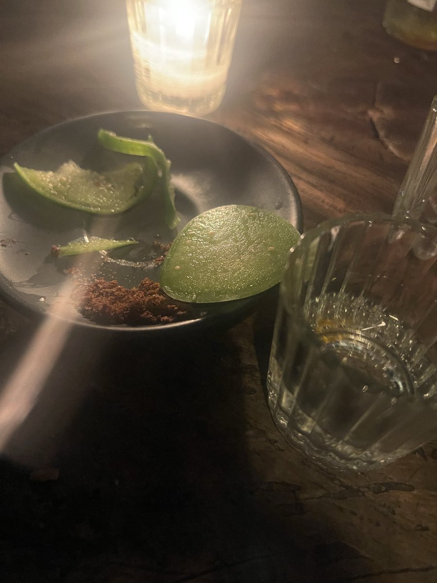 AndreaJArrati's tweet photo. Recién me entero de que la nueva modernidad estafa en la Cdmx es ponerte un tomallito verde en vez de naranja para acompañar el mezcal 🤌🏾 https://t.co/jDVKVzgxoi