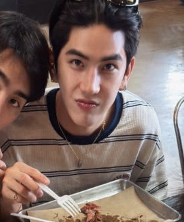 wwilliamgf's tweet photo. jimmysea nih udah baju couple garis”, celana sm” celana pendek, kacamata jg sm” di taro di kepala HABIT NYA UDAH KAYAK ORANG TINGGAL SERUMAH😌😌 https://t.co/0ecOZ8ioDc