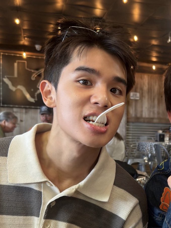 wwilliamgf's tweet photo. jimmysea nih udah baju couple garis”, celana sm” celana pendek, kacamata jg sm” di taro di kepala HABIT NYA UDAH KAYAK ORANG TINGGAL SERUMAH😌😌 https://t.co/0ecOZ8ioDc