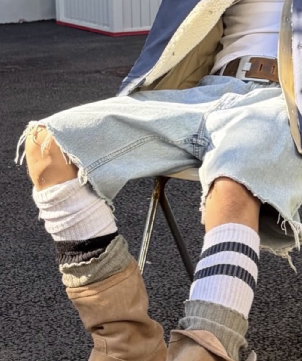 misolube's tweet photo. his legs… are not shaved right?! RIGHT?!👹👹 https://t.co/n5ya2eLSEx