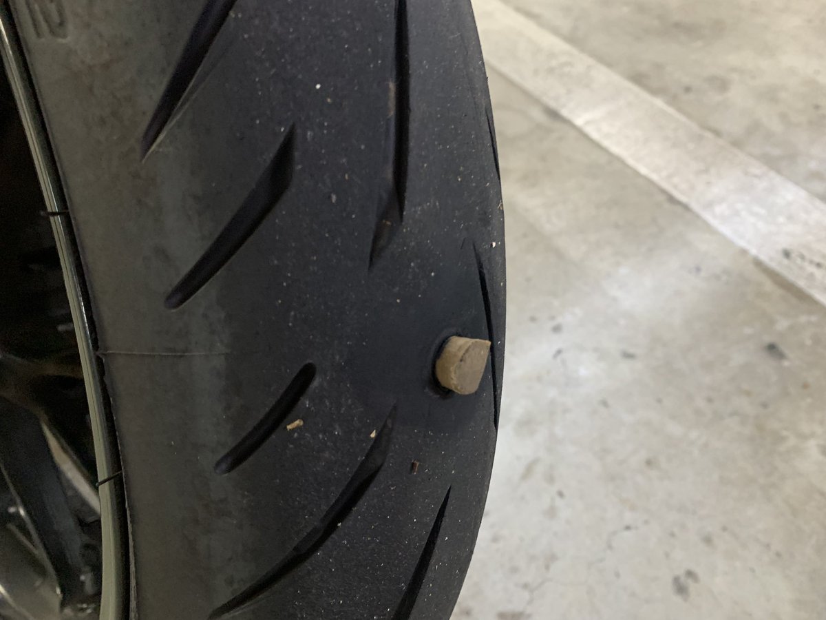 oidonwanigemasu's tweet photo. 私はバイクと車に毎日乗っている者なんですけど、2年間で4回パンクは普通のことなんですか？釘だのネジだの東京都心部の道路に落ち過ぎじゃないですか？前までこんなことなかったのに・・。呪いですか？ https://t.co/OT24dSaqoA