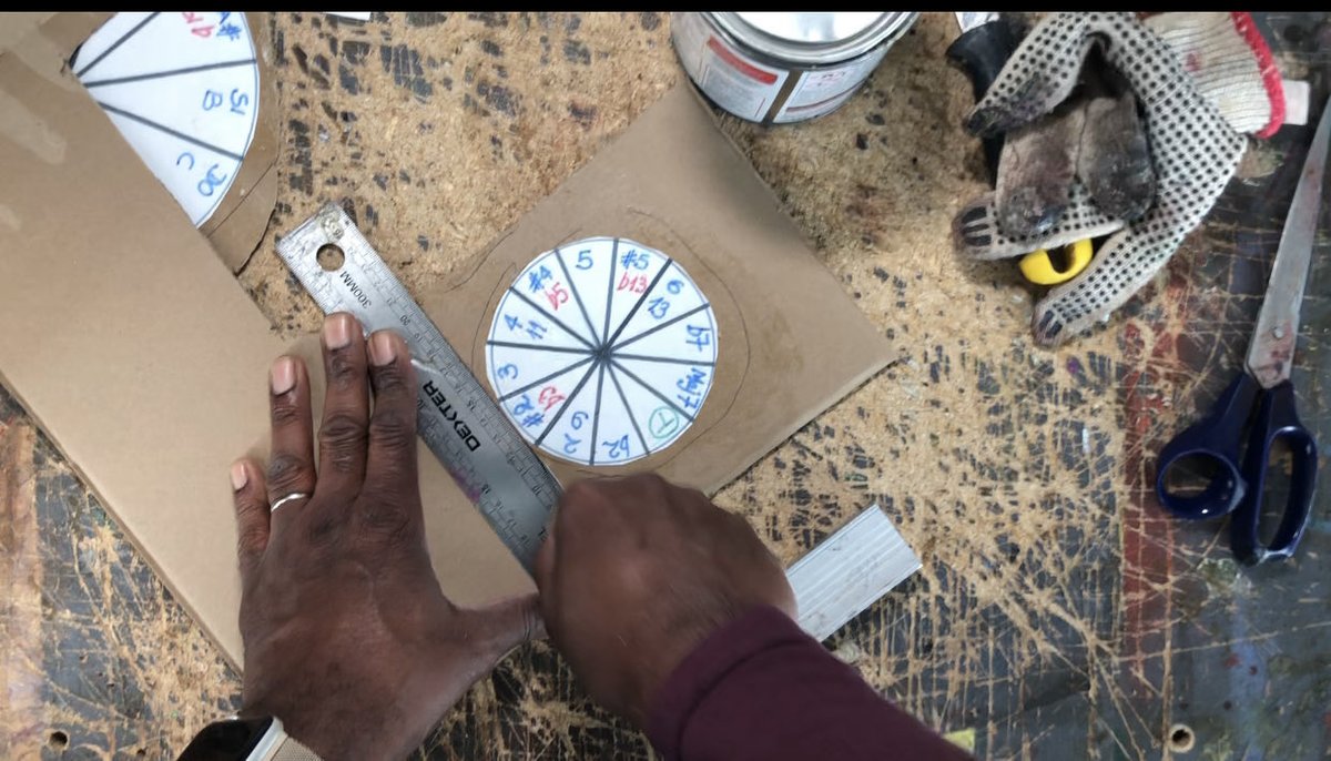 arprooft's tweet photo. Qui a appris à se servir de l’#opma (outil pédagogique musical arprooft) résout ce #testarprooft en 25 secondes chrono max
Son prix en entrée de gamme ?
0€, 0$, 0£, 0¥ si tu le fabriques toi-même avec du matériau dévolu à la poubelle. ( Cf. illustrations )
#opma #arprooftart https://t.co/6gEF0CoXnp