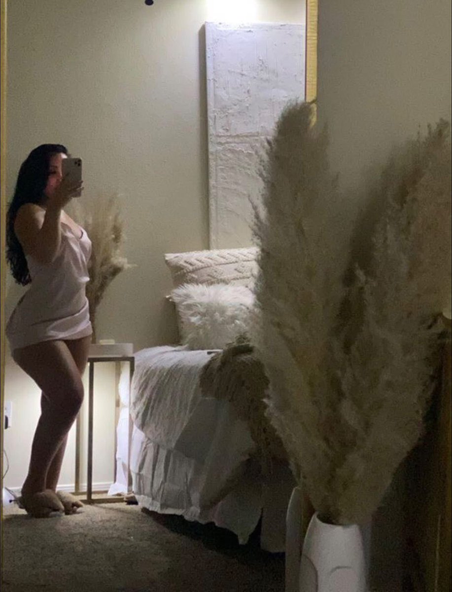 KLeeeyah's tweet photo. The older I get, staying home feels like a luxury😩🥂💙>>>>> https://t.co/R8qBfEJxzn