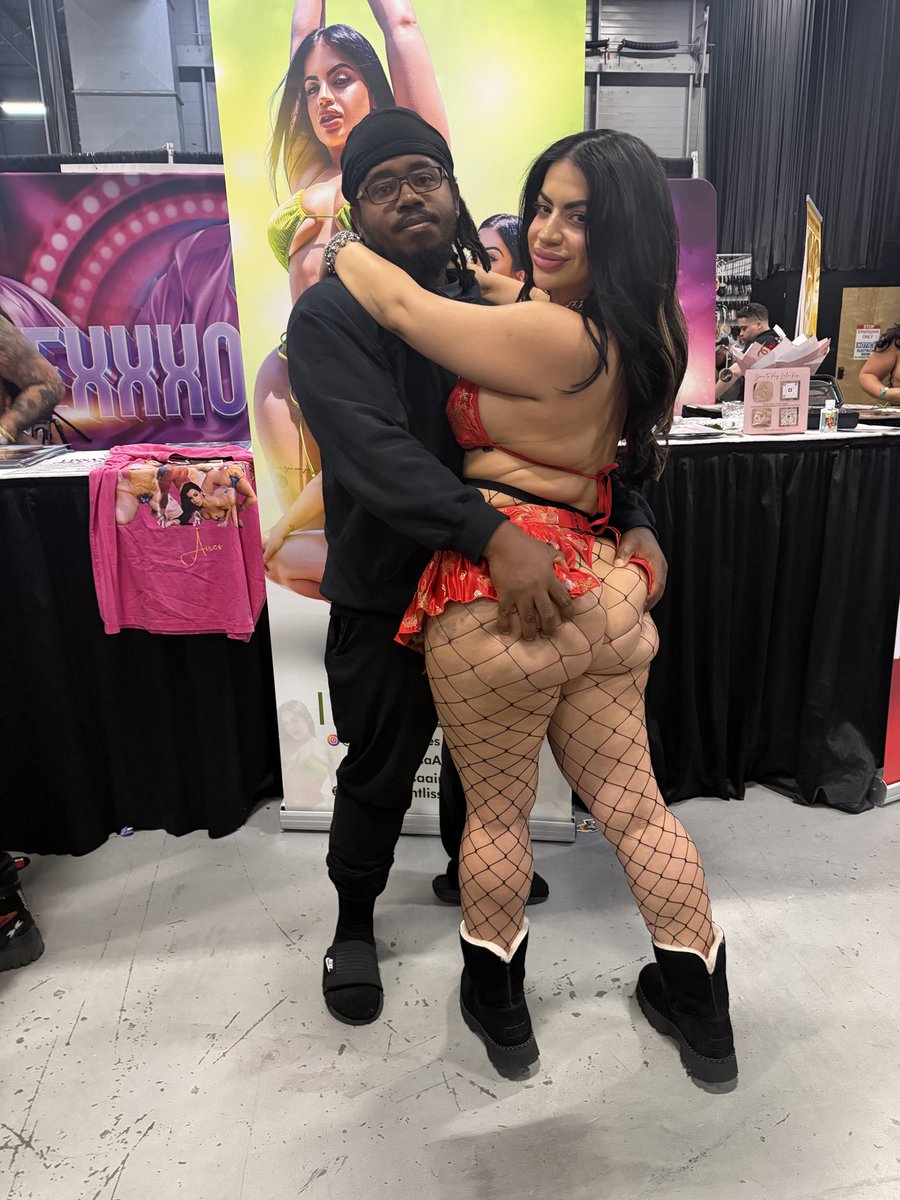 Chuckyy2k's tweet photo. @Lissaaires @EXXXOTICA #ExxxoticaNJ https://t.co/EpM3gLfSpu