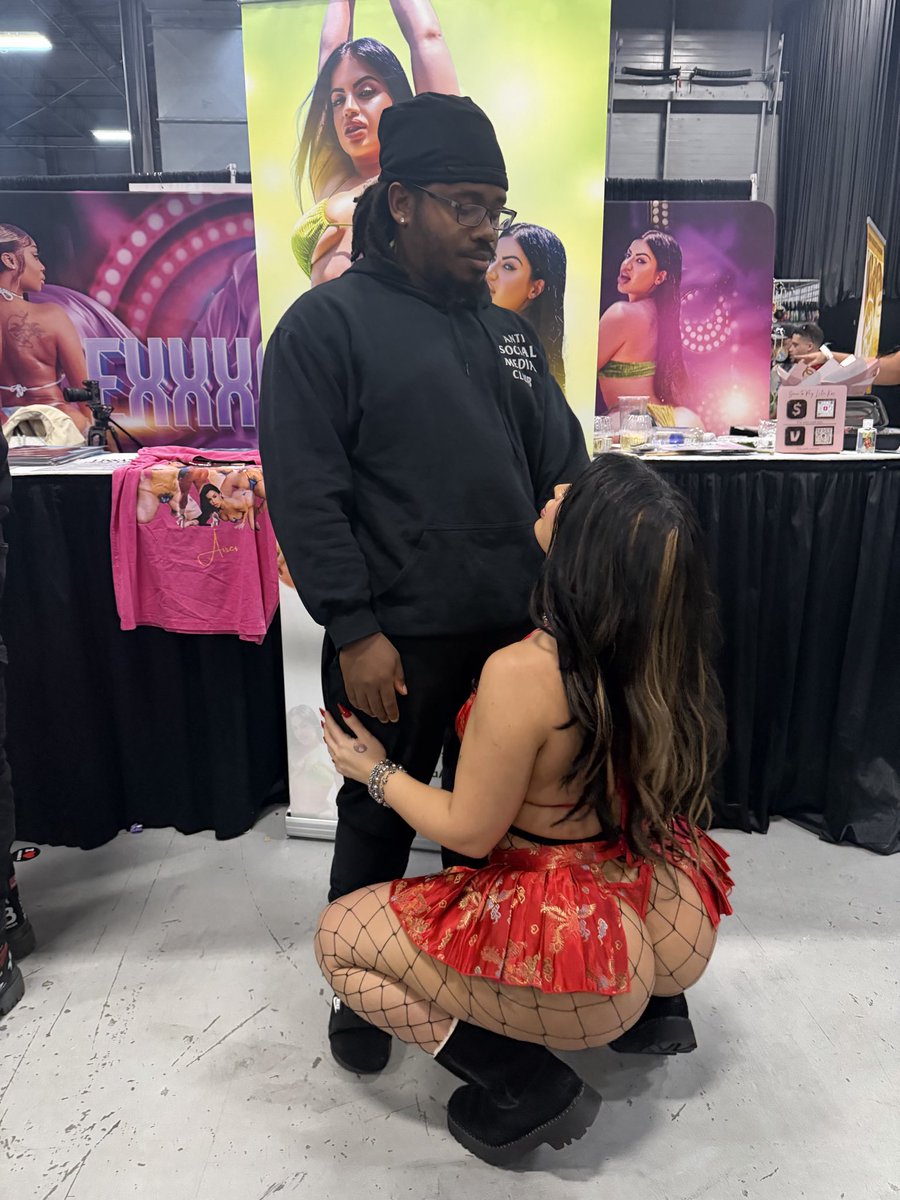 Chuckyy2k's tweet photo. @Lissaaires @EXXXOTICA #ExxxoticaNJ https://t.co/EpM3gLfSpu