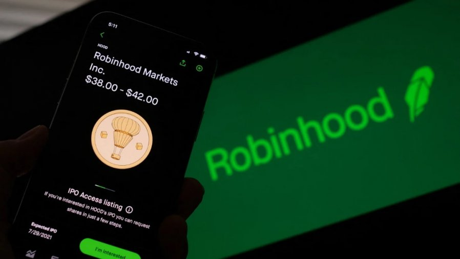 ChainCatcher_'s tweet photo. Robinhood CEO：美代币化监管不确定，大额资产难入场

Robinhood CEO Vlad Tenev 在周二第三季度财报电话会议上表示，美国代币化规则能否长期延续存在不确定性，可能阻碍投资者将大额资产投入代币化市场。

他称 SEC 于 9 月授予的五年期创新豁免是“非常积极的一步”，但强调仍需进一步规则制定或立法，才能带来长期监管确定性。

Tenev 称，与客户沟通时，五年后规则走向的不确定性很可能成为把大额资产配置到该技术上的障碍。

代币化股票此前已遭传统发行方抵制，微软、Alphabet 和 Goldman Sachs 等 16 家公司反对其股票在拟议的 OKXICE 平台上线，AMC 首席执行官 Adam Aron 亦公开批评 Robinhood 的代币化股票产品。