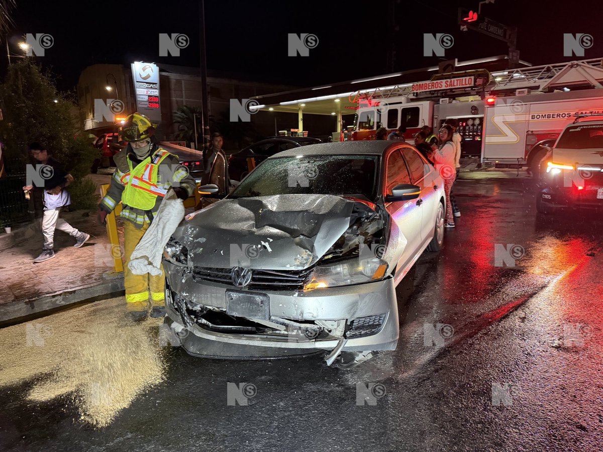 nSaltillo's tweet photo. 🚨 SE VUELA EL ROJO Y PROVOCA APARATOSO ACCIDENTE

Dos vehículos destrozados fue el saldo de un aparatoso choque registrado esta noche en el centro de #Saltillo.

De acuerdo con testigos, el conductor de un Nissan Versa circulaba por la avenida Presidente Cárdenas y, al llegar al cruce con Allende, ignoró la luz roja del semáforo y se atravesó al paso de un Volkswagen Jetta, cuyo conductor terminó impactándolo.

Aunque inicialmente se reportó que había personas prensadas, a la llegada de los Bomberos se descartó esta situación. Los rescatistas únicamente realizaron labores para controlar un derrame de aceite, mientras que elementos de Tránsito tomaron conocimiento del accidente y solicitaron grúas para retirar los vehículos y liberar la circulación.