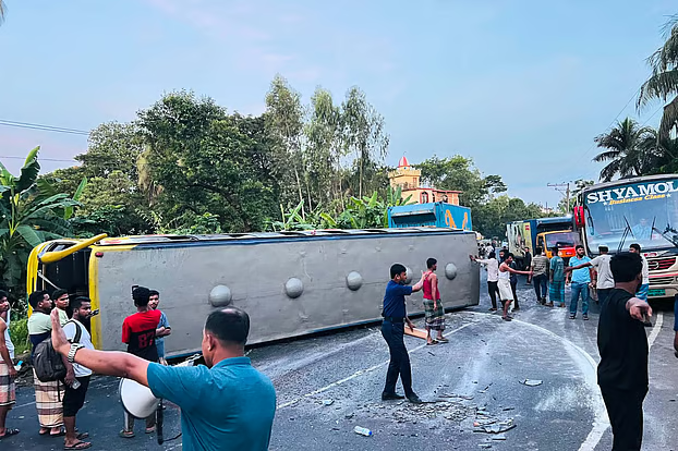 fatima529550's tweet photo. Bus Accident in Chattogram, Bangladesh! 
At least 20 people were injured after a speeding tourist bus overturned in Chandanaish while heading towards Cox’s Bazar. Wishing all victims a speedy recovery. Road safety must remain a priority! 
#Bangladeshnews #Chattogram #BusAccident https://t.co/Sfa9LiMjs8